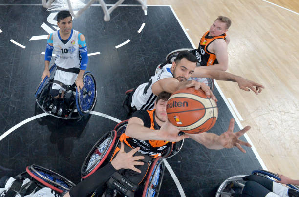 添了浓墨重 添了浓墨重